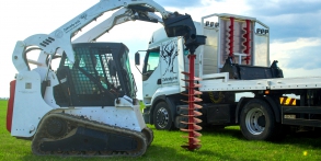 Zahrady snů Daniel Purgert, naše technika, Renault tahač návěsů Bobcat T190 s vrtnou soupravou a vrtáky o průměru 20cm, 30cm 40cm