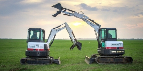 Zahrady snů Daniel Purgert, naše technika, Bobcat E50, Bobcat E35 s hydraulickým palcem pro úchop kamenů